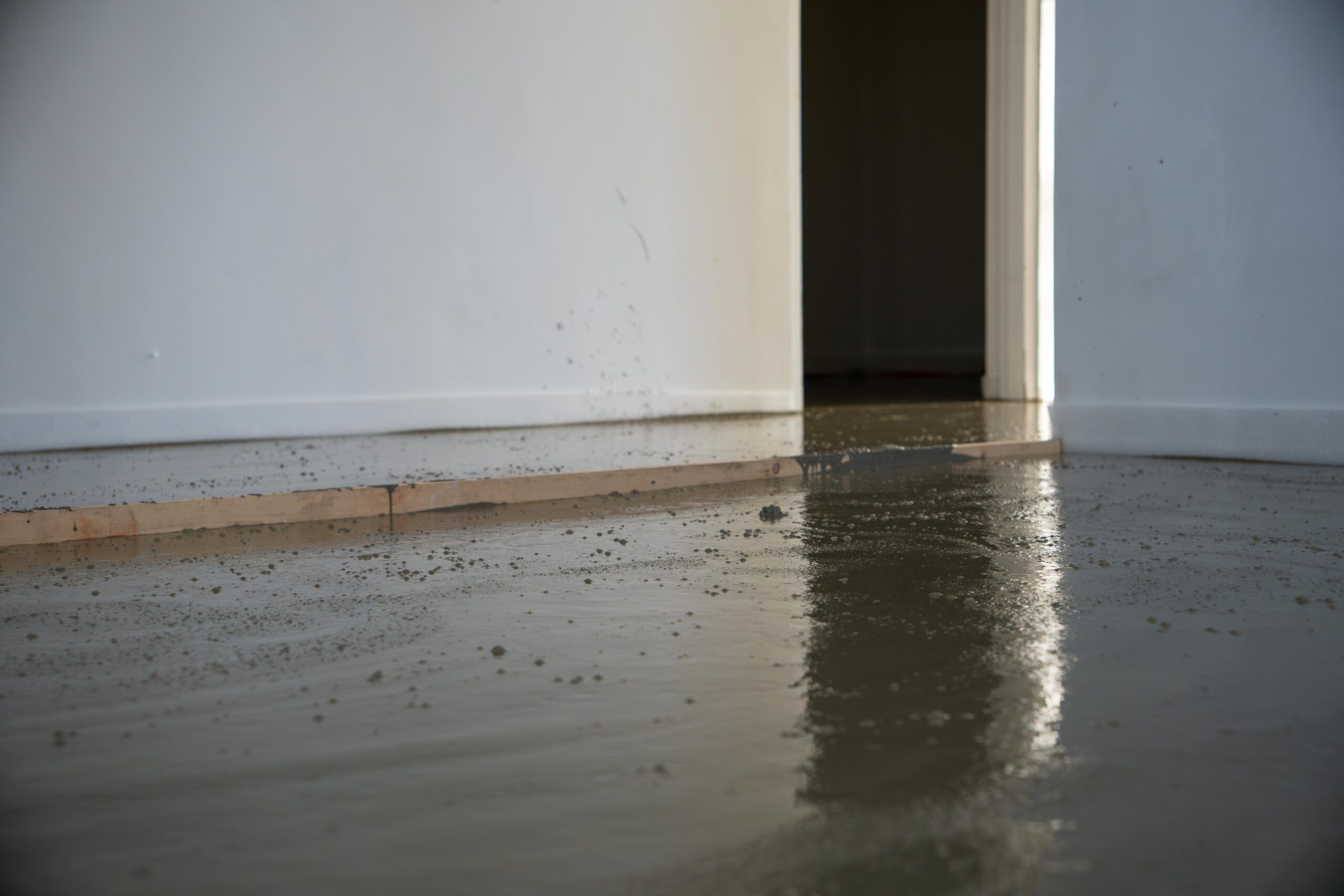 Een overstroomde kamer met water dat de vloer bedekt-thermo floor friesland (Oudega)