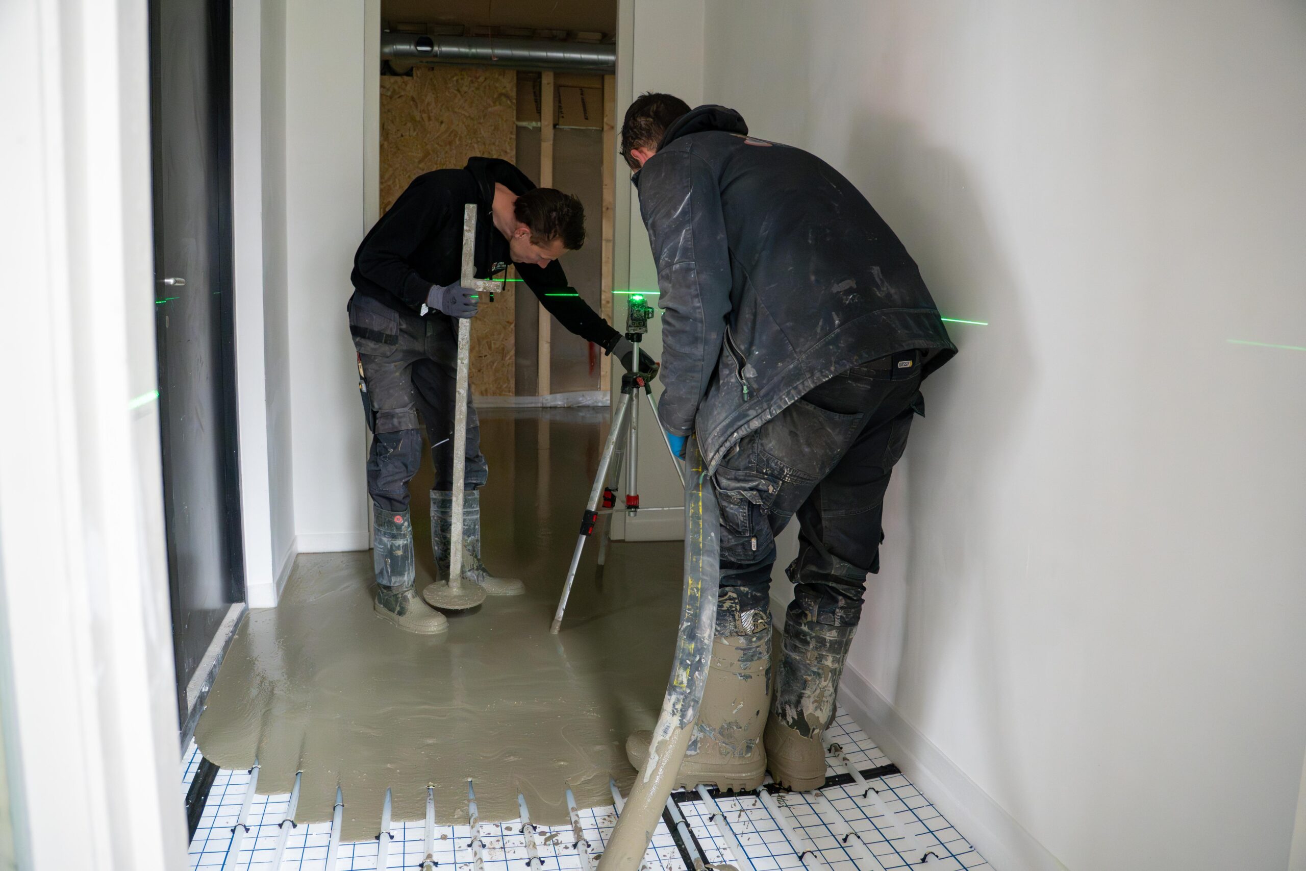 Twee mannen werken samen op de vloer van een kamer-thermo floor Friesland (Oudega)