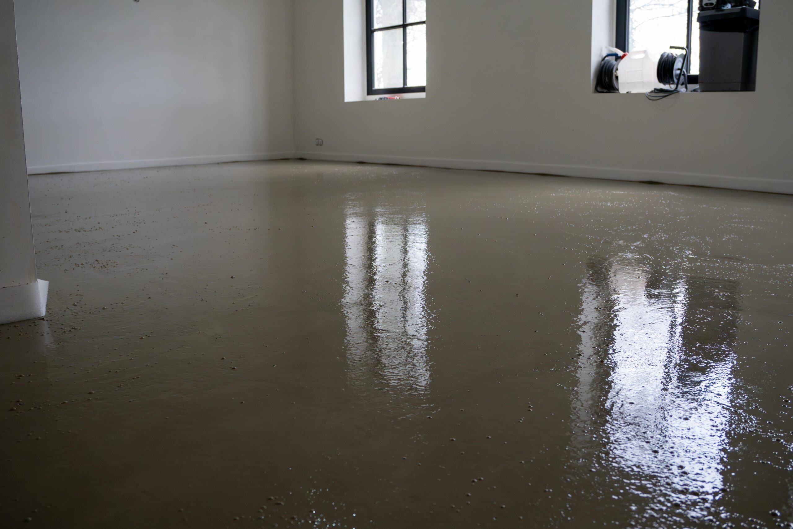 Interieur van een kamer met een helderwitte vloer en een raam-thermo floor friesland (Oudega)
