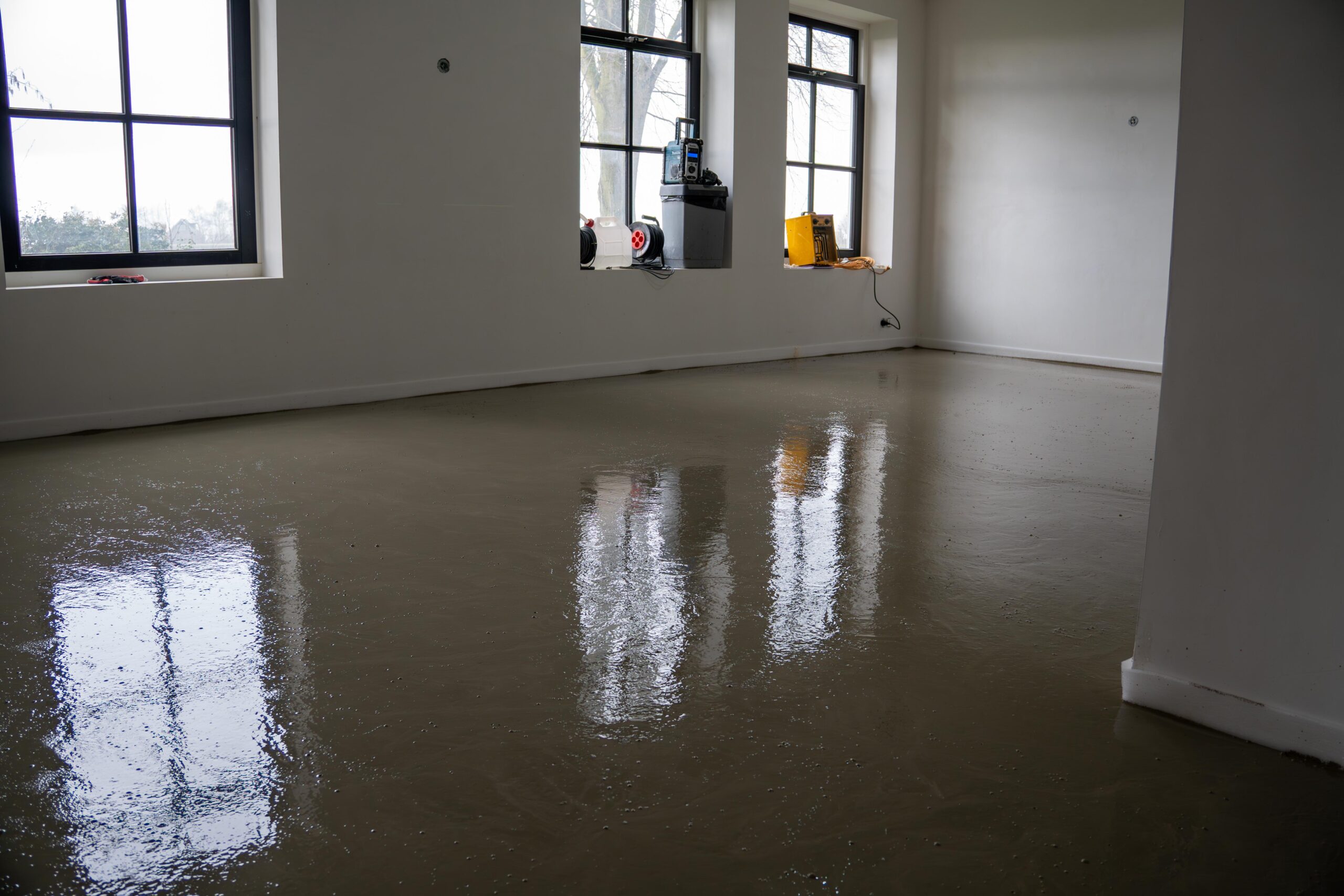 Een lege kamer met twee ramen en een eenvoudige vloer-thermo floor friesland (Oudega)