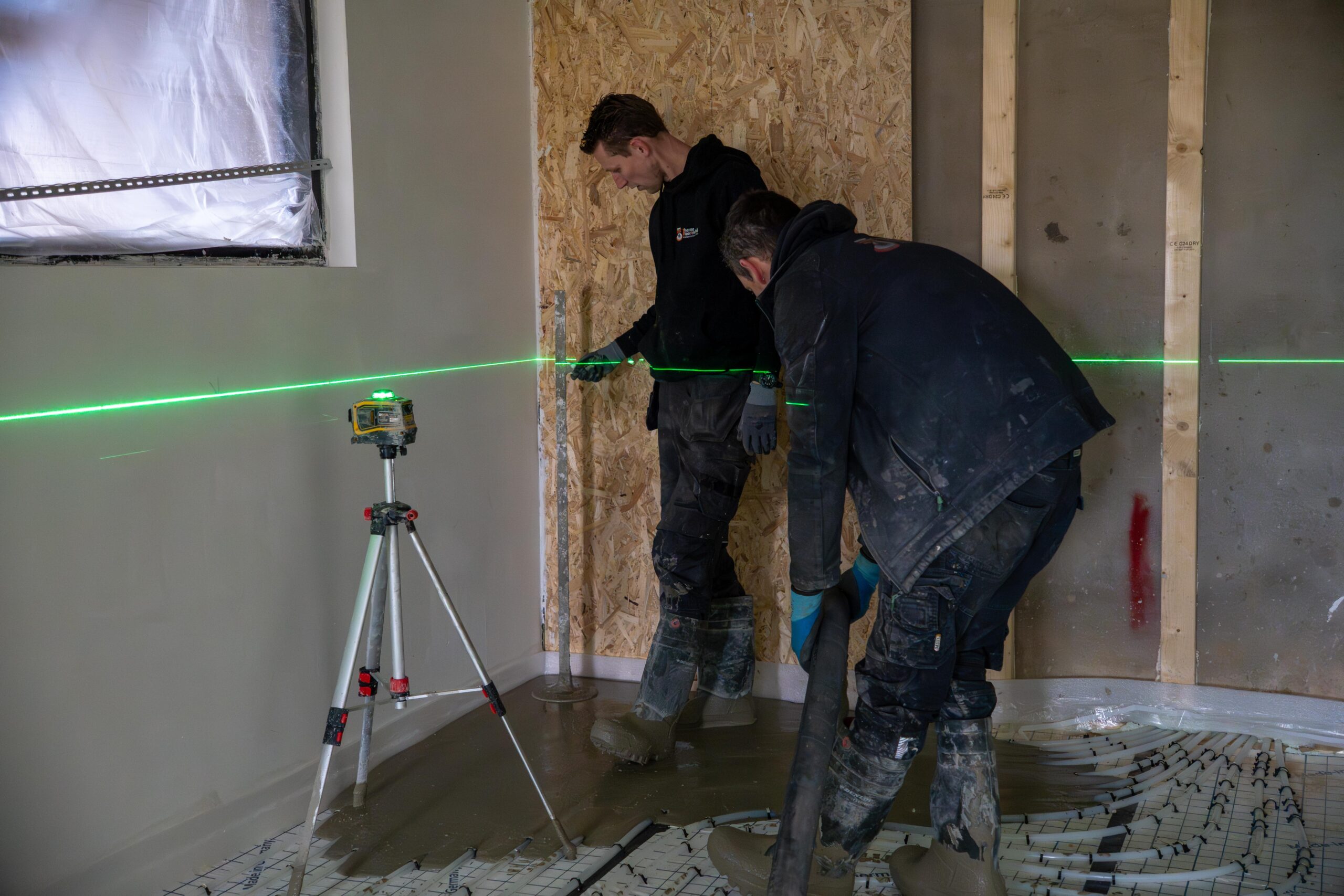 Twee mannen zijn bezig met de renovatie van hun huis-thermo floor friesland (Oudega)